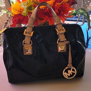 Autentic (Michael kors) purse color black and gold